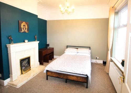 Shirley House | Large Bungalow - Sleeps 8 - 3 Large Beds - Plus Sofa Bed - Off Street Parking - Very Large Enclosed Gardens - Fast Wifi
