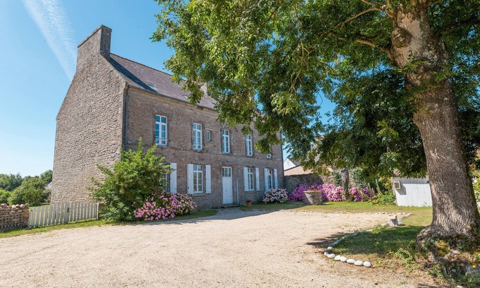 Plomeur House | Large & Charming house/5 mins from beach/6 Bedrooms