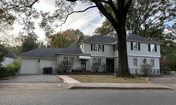 University District House | Large Charming Midtown 4000 f²,5 BR,8 beds,3.5 bath sleeps 14