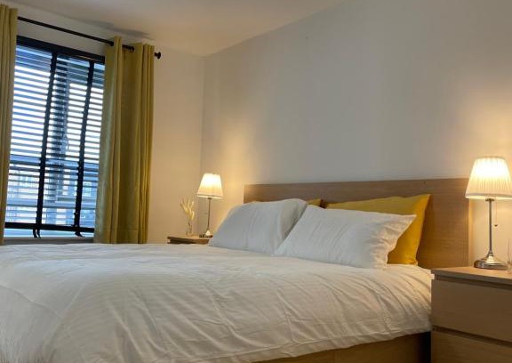 West Thurrock House | Large Comfortable Bed with Own Bathroom Free Parking and Wifi in West Thurrock Grays