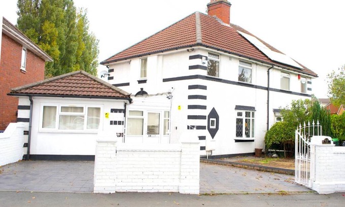 Smethwick House | Large & Comfy House in Birmingham, 4 Bedroom,Secured Free parking ,Free wifi