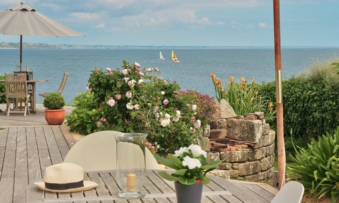 Audierne Villa | Large contemporary villa, right on the water.