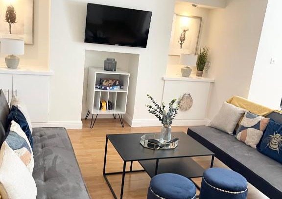 Swindon Apartment | Large, cosy basement flat in the heart of Old Town