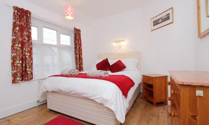 Andover House | Large Cosy House Ideal for Corporate Lets