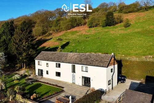 Shelve House | Large Country Farmhouse, Shropshire Hills View, with Hot Tub