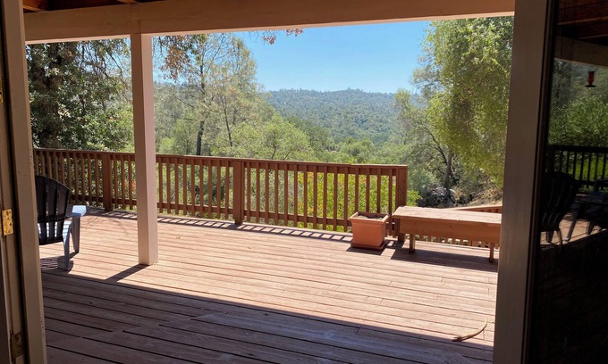 Mariposa House | Large cozy mountain retreat outside Yosemite in Mariposa. Very quiet & private.