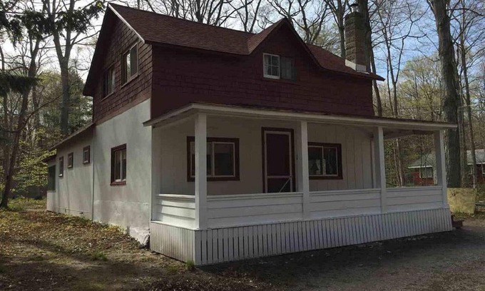 Frankfort House | Large Crystalia Cottage along Famous M22 Vacation Corridor
