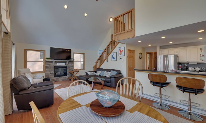 Lake Ariel House | Large Deck + Resort Amenities: Lake Ariel Retreat