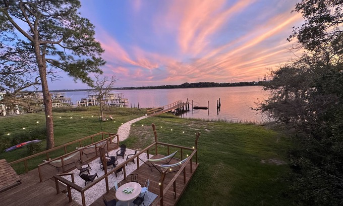 Northside House | 🐬LARGE DESIGNER COASTAL HOME DOCK,DOLPHINS,fishing 🐚 LONG Corporate Rentals,PETS