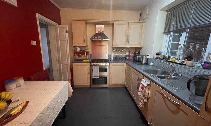 Mapesbury Apartment | Large Double Bedroom 10 minutes to central London