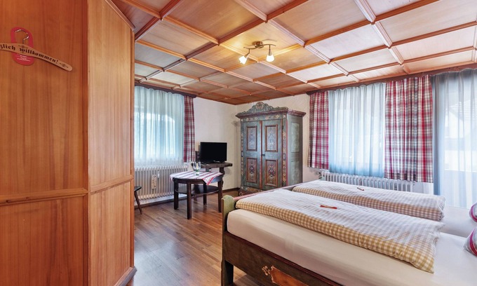 Tennenbronn Apartment | Large Double Room with Shared Garden, Balcony and Wi-Fi