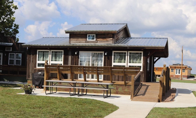 Bates County Cabin | Large Family Cabin at Lakeview by Sue