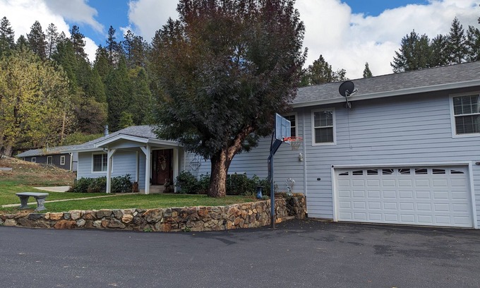 Cedar Ridge House | Large family home for holidays, retreat, gatherings.