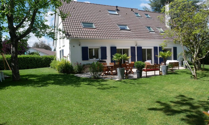 Plaisir House | Large family home with garden and heated pool - 30 min from Paris