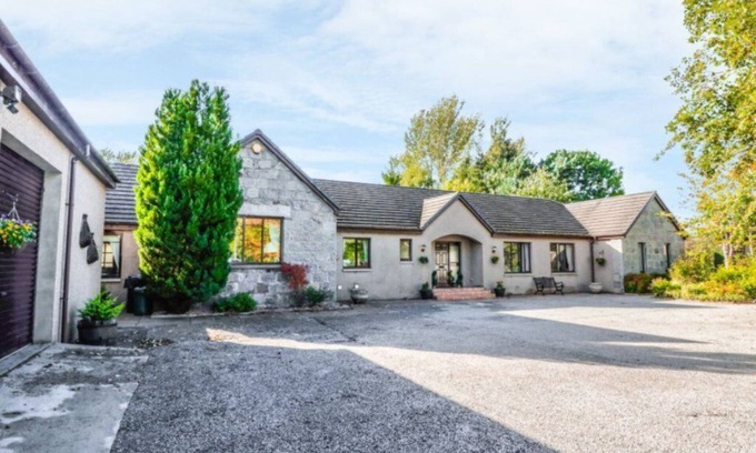 Alford House | Large family or group home, 7 Bedrooms with Hot Tub & BBQ House