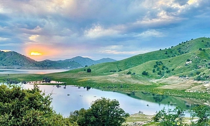 Three Rivers House | Large Family Property With Million Dollar Views Across from Lake Kaweah! SPA too