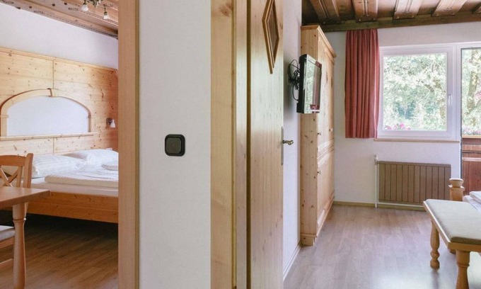 Rossleithen Apartment | Large family room with shower, bath, toilet - Ferienhotel Gut Enghagen