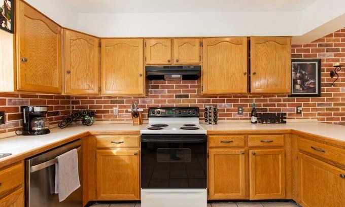 Sheridan House | Large Family Size Home Near Lakes, Rivers and Historical Attractions.