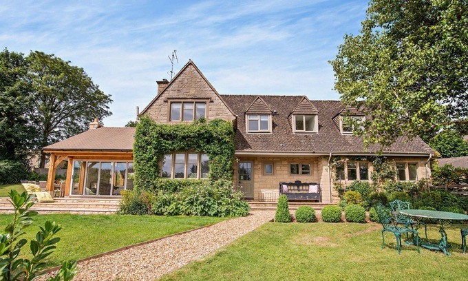 Naunton House | Large five bedroom dog friendly holiday accommodation in the Cotswolds - Hillside