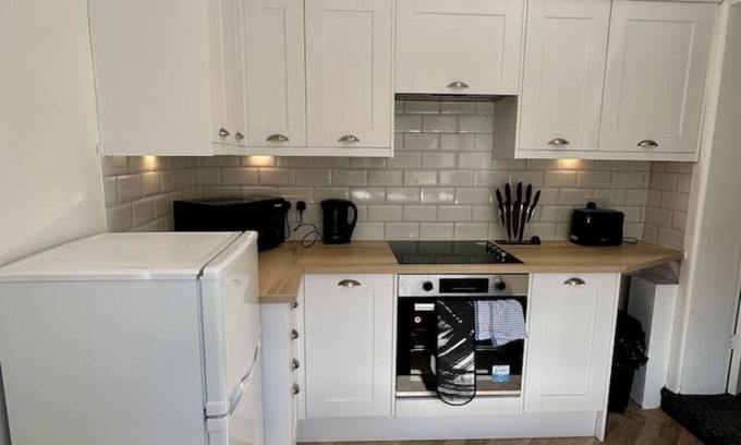 Salford House | Large Five Bedroom Home with parking