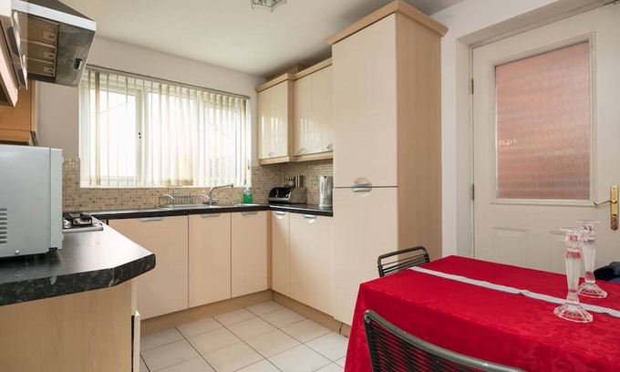 Cheetham Hill House | Large group or Contractors Short Term Accommodation, Elizabeth street
