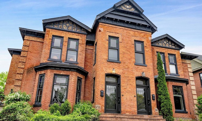 Collingwood House | Large Heritage Duplex, 12 min to Blue mountain Village, Downtown Collingwood
