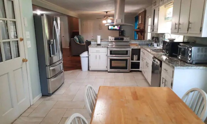 Lilburn House | Large Home 35 Minutes to Atlanta Sleeps 20