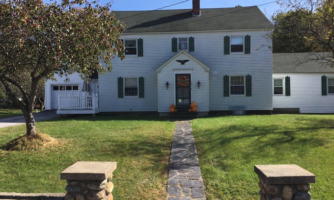 Lincoln House | Large home, Great Reviews, 5 Min Walk to Downtown; 2 miles to Loon Mtn. Resort