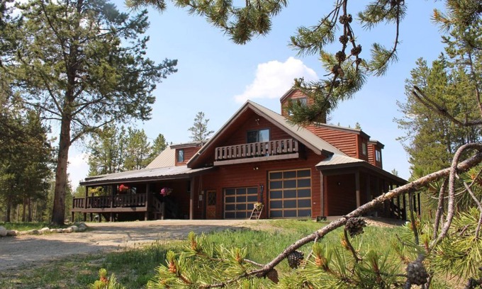 Fraser House | Large home on 5 acres, 5 bedrooms, 3 bathrooms and sleeps up to 14 people
