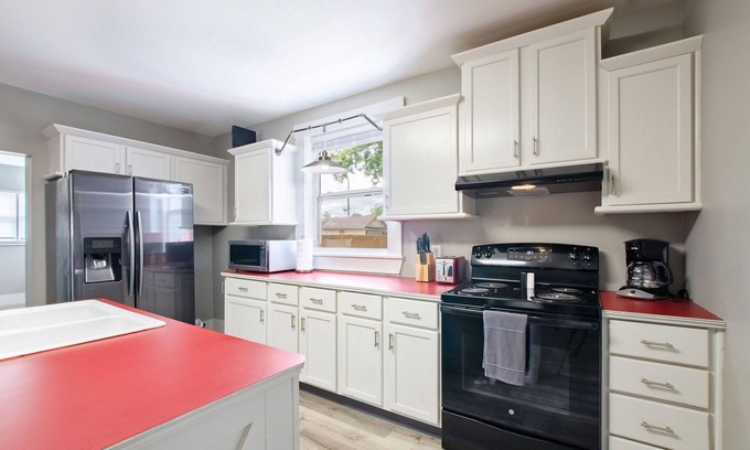 Kokomo House | Large home with character .5 Miles to downtown