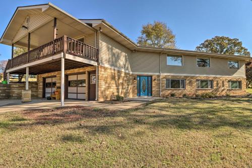 Lakeview House | Large Home with Games 4 Mi to Bull Shoals Lake!