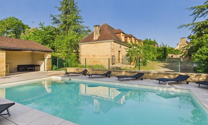 La Chapelle-Aubareil Ski Chalet | Large house for 15 with pool and tennis court