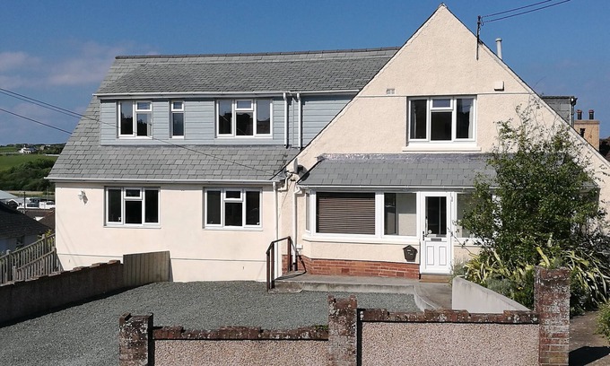 Bude House | Large House in Bude, Cornwall, Sleep18, Quiet Location, Just 10min Walk To Beach