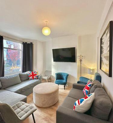 Evelyn House | Large house in Central 105