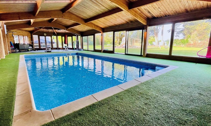 Chichester House | Large House nr West Wittering Beach, Indoor Pool. Sleeps 17