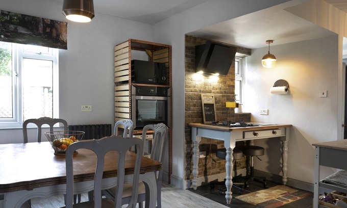 Newark House | Large house offering one bedroom in Newark Centre , Notts