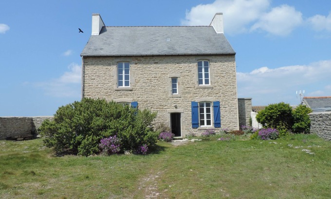 Finistere House | Large house renovated in 2017 facing the rocks of Saint Guénolé, along the GR34