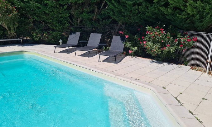 Pertuis House | LARGE HOUSE WITH HEATED POOL AND SPA