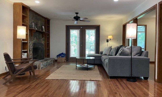 Gumlog House | Large Lake Front home on Lake Hartwell in a peaceful setting