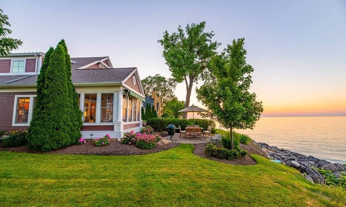 Huron House | Large Lakefront 6 bedroom Huron home