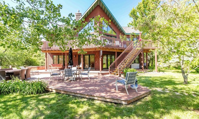 Big Bay House | LARGE LAKEFRONT HOME ON LAKE PETENWELL WITH VOLLEYBALL COURT *NEW DISCOUNTED WINTER RATE*