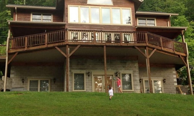 Maynardville House | Large lakefront retreat with huge dock, sun deck, kayaks and hot tub;