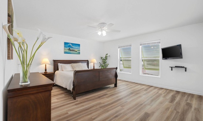 Gravois Mills Villa | Large Lakefront Villa on 7MM of Gravois arm on Lake of the Ozarks