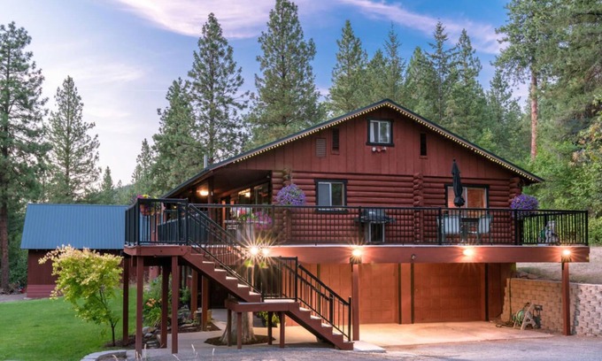 Leavenworth House | Large lodge with hot tub, theater, acreage and close to town! #STR 000330