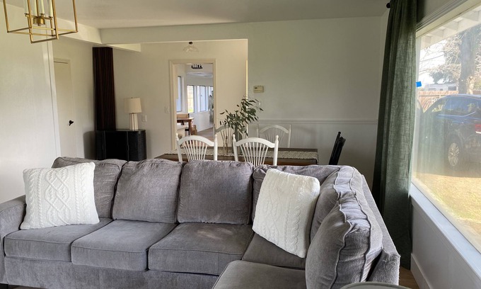 Raisin House | Large lot 3-bedroom house near Belmont Country Club