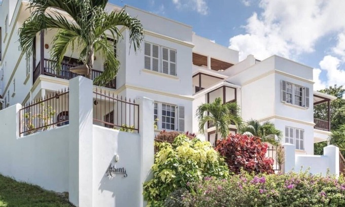 Gibbes Condo | Large luxury 1 bedroom apartment, pool & sea view