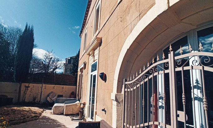 Cuxac-dʼAude House | Large mansion. Exposed beams. Pets welcome!
