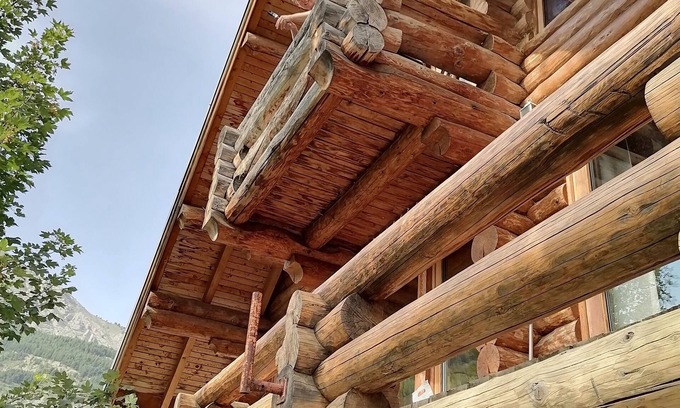 Allos Ski Chalet | Large, modern, cosy log cabin for 2 or 3 families; sleeps 12