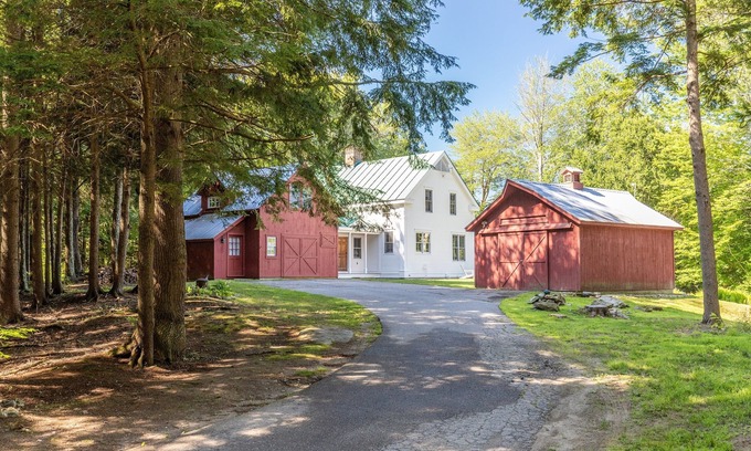 Moscow House | Large Modern Farmhouse on top of the hill! 2 Miles from Stowe Village