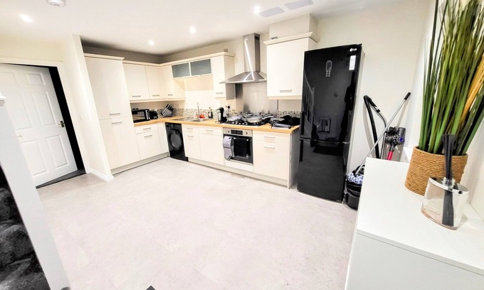 Heeley House | Large Modern House with Parking